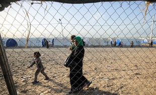 Une femme dans un camp de déplacés au sud de Mossoul (image d'illustration).