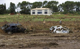 Des carcasses de voitures emportées par des inondations après un violent orage le 28 novembre 2014 à La Londe-les-Maures, dans le sud de la France