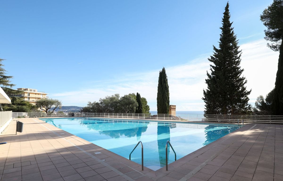 Alpes-Maritimes : Un maire fait le lien entre fermetures de plages et vidanges de piscines