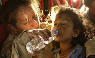 Une jeune Pakistanaise boit de l'eau potable pendant une opération humanitaire en 2007.