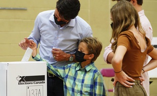 Justin Trudeau votant en famille, à Montréal le 20 septembre 2021.