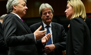 Le ministre belge des Affaires étrangères Didier Reynders (g), son homologue italien Paolo Gentiloni (c) et la chef de la diplomatie européenne Federica Mogherini, le 16 novembre 2015 à Bruxelles