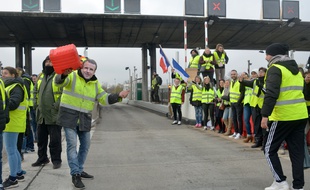 Des gilets jaunes bloquent le péage de Saint-Quentin Fallavier, le 1er décembre 2018.