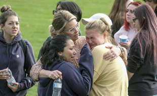 Des élèves du lycée Saugus High de Santa Clarita retrouvent leurs parents après une fusillade qui a fait un mort et cinq blessés, le 14 novembre 2019.
