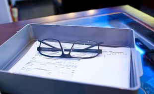 Livraison de lunettes neuves chez un opticien à Toulouse.