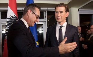 Le futur chancelier autrichien Sebastian Kurz (à droite) a conclu un accord de gouvernement avec Heinz-Christian Strache du parti d'extrême droite FPÖ, ici le 16 décembre 2017 à Vienne (Autriche).