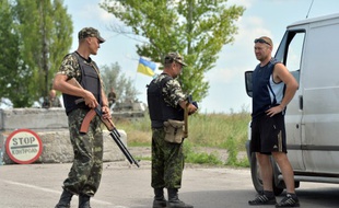 Konstantinovka, Ukraine, le 10 juillet 2014. Des soldats ukrainiens contrôlent un véhicule à 50 kms de Donestk.