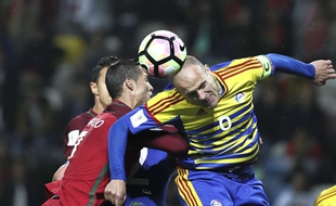 Ildefons Lima, le capitaine andorran, à la lutte avec Cristiano Ronaldo lors d'un match à Aveiro, au Portugal, le 7 octobre 2016.
