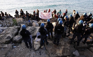 Face-à-face entre migrants et militants d'un côté, policiers italiens de l'autre.