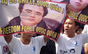 En octobre, soucieux selon les analystes de s'attirer les bonnes grâces de l'allié américain face à Pékin, le Vietnam avait libéré le blogueur Dieu Cay. Ce dernier vit, aujourd'hui, en exil aux Etats-Unis.