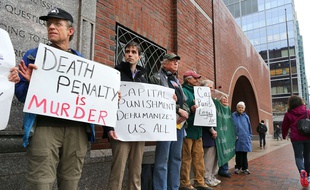 Des manifestants contre la peine de mort postés devant le tribunal de Boston où s'est ouvert mardi la deuxième partie du procès de Djokhar Tsarnaev.