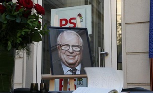 Quatre jours après sa mort, un hommage national, avec François Hollande et la famille socialiste au complet, est rendu mardi matin aux Invalides à Pierre Mauroy, ancien Premier ministre (1981-84) et maire de Lille, unanimement salué comme un grand homme d'Etat voire "un modèle" pour le PS.