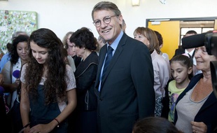 Le ministre de l'Education Vincent Peillon en visite dans un collège de Mantes-la-Jolie (Yvelines) le 30 août 2013.