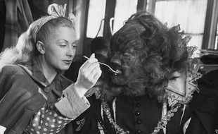 Jean Marais et Josette Day dans «La Belle et la Bête» de Jean Cocteau, sorti en 1946.