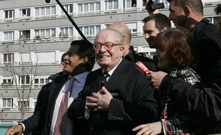Le candidat à la présidentielle Jean-Marie Le Pen se rend sur la dalle d'Argenteuil le 6 avril 2007.