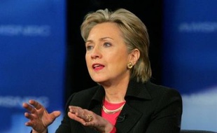Les femmes accordent une préférence à l'ex-Première dame Hillary Clinton, sans toutefois la mettre à l'abri d'une éventuelle vague Obama, d'après les sondages et les résultats de deux premières étapes de la présidentielle américaine côté démocrate.