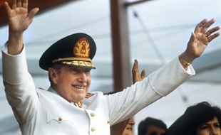 Le général Augusto Pinochet salue la foule depuis le Palais de la MOneda à Santiago le 11 septembre 1986