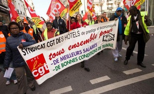 Une cinquantaine de salariés du Lutetia, en grève illimitée à l'appel de la CFDT et de la CGT, ont manifesté jeudi devant le célèbre hôtel qui doit fermer pendant trois ans pour travaux, pour dénoncer un plan social "insuffisant", a constaté une journaliste de l'AFP.