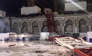 Le 11 septembre 2015, une grue s'est effondrée sur la Grande mosquée de La Mecque (Arabie saoudite), faisant des dizaines de victimes.