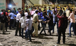 Les secours emmènent les personnes blessées après l'effondrement d'une passerelle à la gare de Bombay (Inde) jeudi 14 mars 2019.