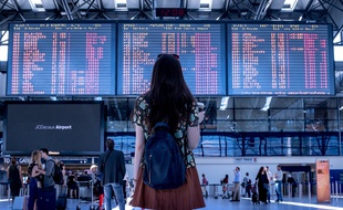 Une voyageuse à l'aéroport, illustration