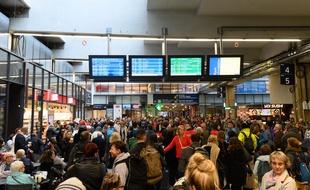 Des voyageurs s'informant des conditions de trafic