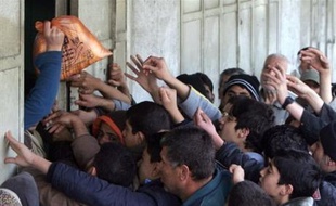 Après une nuit dans l'obscurité, Gaza a tourné au ralenti lundi. En raison de la pénurie d'essence, seules quelques voitures circulaient dans les rues alors que la plupart des boulangeries étaient fermées.