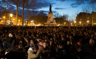11e "Nuit Debout" consécutive à Paris, alors que le soleil se couche sur la place de la République, au soir du 10 avril 2016