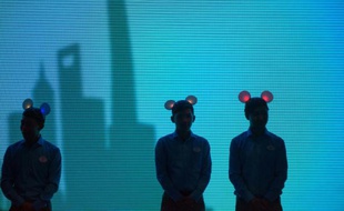 Des employés de Disney coiffés d'oreilles de Mickey, le 15 juillet 2015 à Shanghai, lors d'une conférence de presse de présentation du futur parc Disneyland, qui doit ouvrir l'an prochain