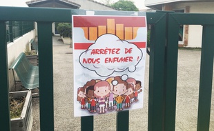 Panneau anti tabac installé devant une école en Gironde