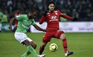 Clément Grenier, ici au pressing face au Stéphanois Kevin Théophile-Catherine, ne s'éclate pas vraiment dans le 4-3-3 actuel de Bruno Genesio.