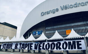 La banderole déployée par les South Winners devant le stade Vélodrome.