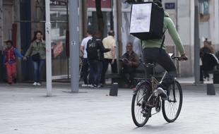 Illustration d'un livreur à vélo.