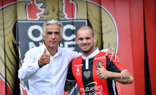 Wesley Sneijder et le président Jean-Pierre Rivère lors de la présentation du nouveau joueur de Nice à la presse, le 8 août 2017.