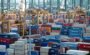 Le déficit commercial des Etats-Unis s'est aggravé davantage que prévu en juillet sur un mois, sous l'effet d'une baisse des exportations et d'une hausse des importations, selon des chiffres publiés mercredi par le département du Commerce