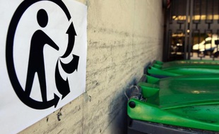 Le logo "Triman" près de poubelles à Paris, le 10 mars 2014