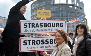 Le 14 avril 2014, le président du parti centriste français UDI Yves Jego qui souhaite le maintien du parlement européen à Strasbourg, a symboliquement planté un panneau d'entrée de ville devant le bâtiment où se réunissent les députés des 28 pays