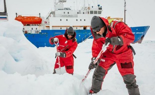 L'évacuation des passagers d'un navire russe bloqué dans les glaces de l'Antarctique depuis plus d'une semaine a de nouveau été retardée jeudi en raison de conditions défavorables, ont annoncé les secours australiens.