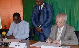 Le ministre des mines du Niger Omar Hamidou Tchiana (g) et le président du directoire du groupe français Areva, Luc Oursel (d), signent un accorddit "de partenariat stratégique" le 26 mai 2014