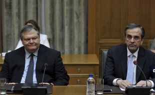 Un gouvernement d'alliance droite-socialistes se retrouve aux rênes en Grèce après le remaniement effectué lundi soir par le Premier ministre conservateur Antonis Samaras pour tenter d'éviter une déstabilisation du pays et relancer l'économie en crise profonde.