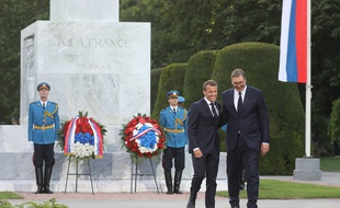 Emmanuel Macron et le président serbe Aleksandar Vucic devant un monument dédié à l’amitié franco-serbe à Belgrade, le 15 juillet 2019.