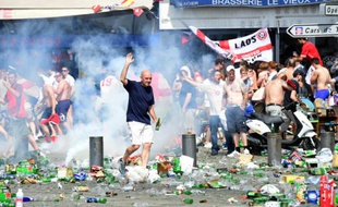 Des gaz lacrymogènes lancés pour disperser des supporters de foot anglais, le 11 juin 2016 à Marseille