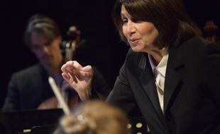 Claire Gibault dirigeant le Paris Mozart Orchestra.