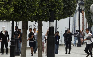 Des manifestants tunisiens dans le centre de Tunis, le 8 mai 2011.