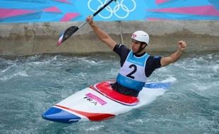 Tony Estanguet est devenu le premier Français champion olympique pour la 3e fois dans la même épreuve en remportant le canoë de slalom (C1) aux JO de Londres, mardi sur le bassin de Lee Valley.