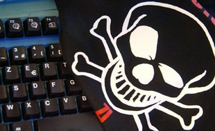 Photo prise le 22 janvier 2002 à Paris, de la tête de mort qui figure sur le tee-shirt officiel de la première école officielle de hackers, qui a ouvert ses portes en octobre 2001