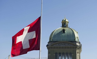 Le drapeau suisse flotte sur Bern devant le palais fédéral.