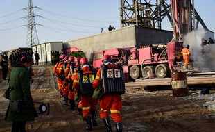 Les secours travaillent sans relâche pour essayer de venir en aide aux mineurs de Qixia, en Chine.