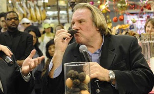Repéré Gérard Depardieu en train de sentir une truffe (?) le 19 décembre 2008, à la fête de Noël organisée par les Galeries lafayette.