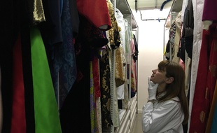 Sandrine Tinturier, responsable de la conservation, dans les archives du Musée Yves Saint Laurent Paris.